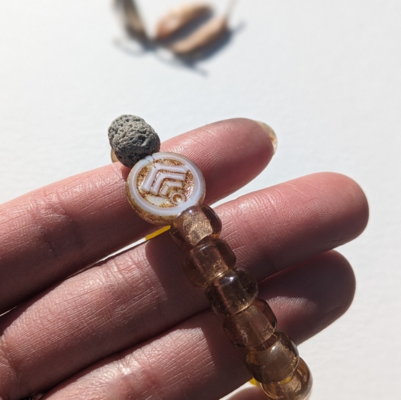 Recycled yellow glass bracelet with lava beads as essential oil diffuser - Picture 5 of 6